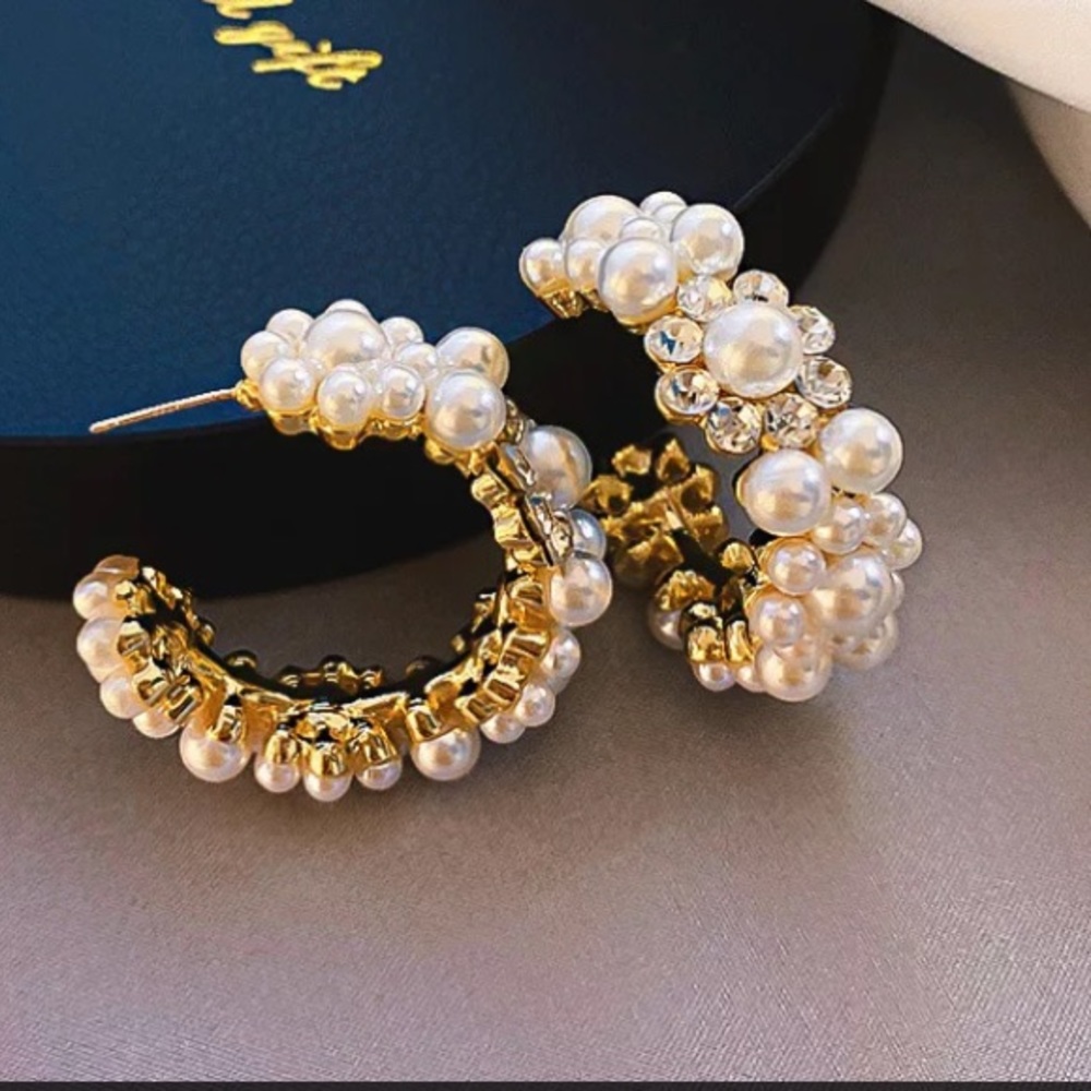 Beautiful Pearl Hoop Earrings - Picture 4 of 6